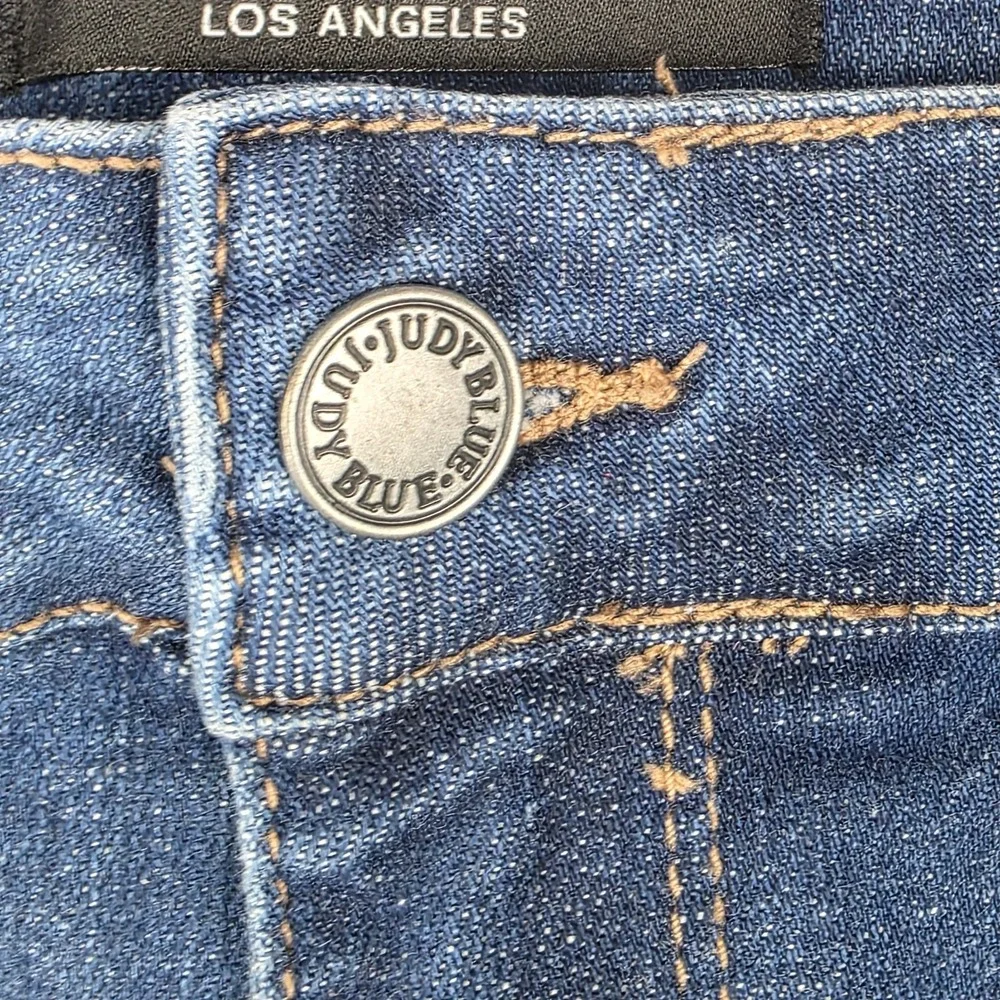 Judy Blue Shorts Womens Size 1XL Distressed Star Patch Medium Wash Cuffed Hem - Picture 4 of 11